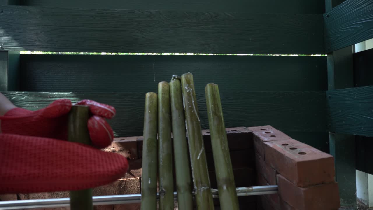 레 (lemang) 은 브루나이, 인도네시아, 말레이시아, 싱가포르에서 흔히 볼 수 있는 맛있는 이다.