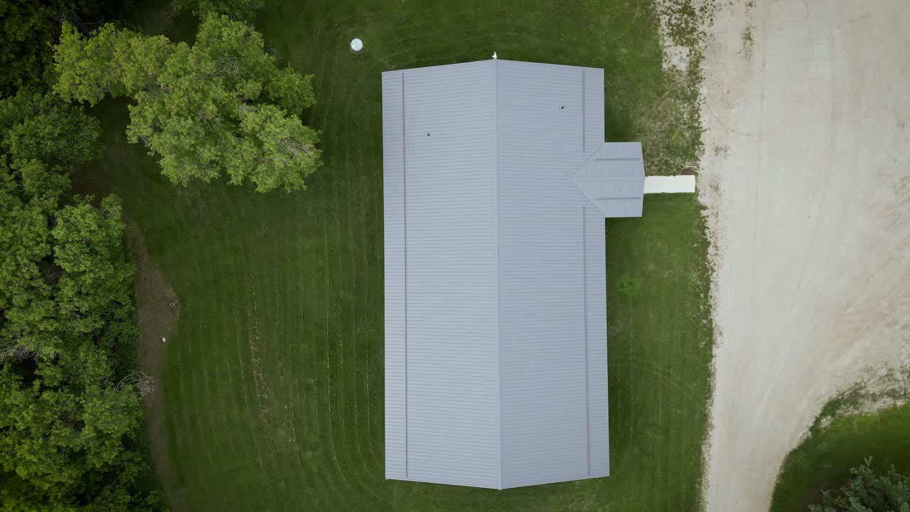 drone aéreo cinematográfico de arriba hacia abajo techo filmado oeste de canada pastos campo agricultura demostración de ganado granja casa ganancia contenedores y naturaleza pradera campo paisaje con carretera ribereño lago