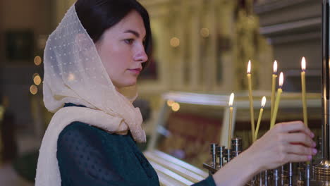 femme à l'église