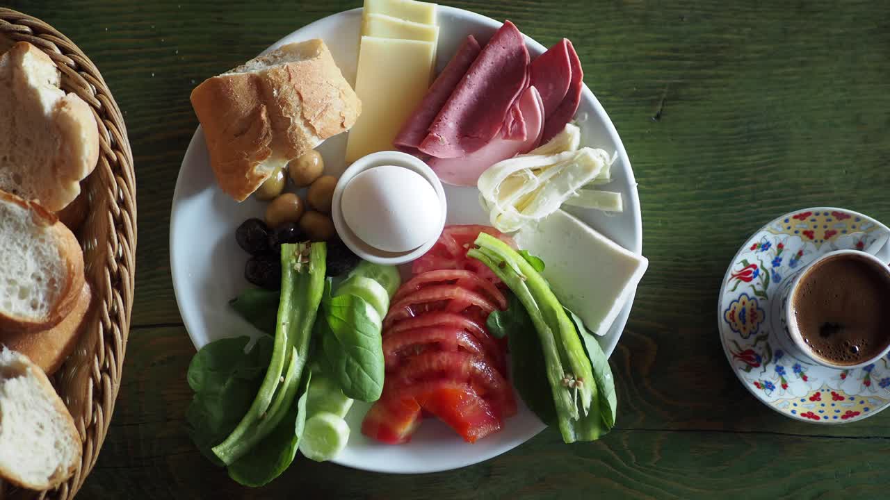 커피와 함께 터키식 아침식사