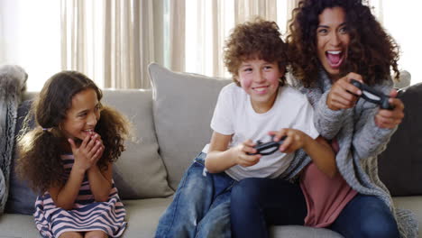 familia jugando a videojuegos