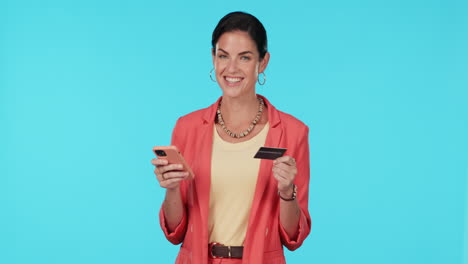 mujer, tarjeta de crédito y teléfono inteligente