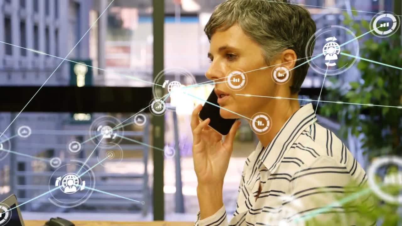 animación de una red de conexiones con iconos sobre una mujer de negocios caucásica que usa un teléfono inteligente