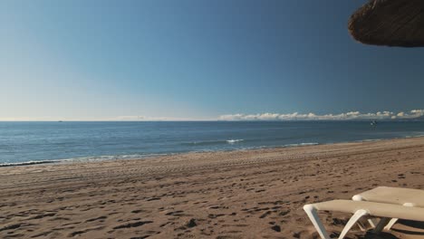 Hombre-Relajándose-En-Un-Resort-De-Playa,-Disparo-De-Drones-Avanzando-Hacia-El-Mar