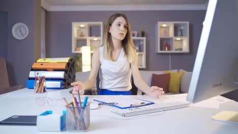 la mujer de negocios tiene problemas para concentrarse en el trabajo.