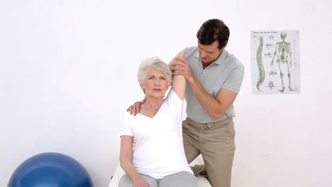 Physiotherapeut-überprüft-Die-Schultern-älterer-Patienten
