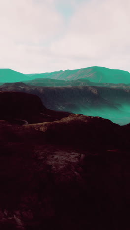 dramático paisaje montañoso con niebla