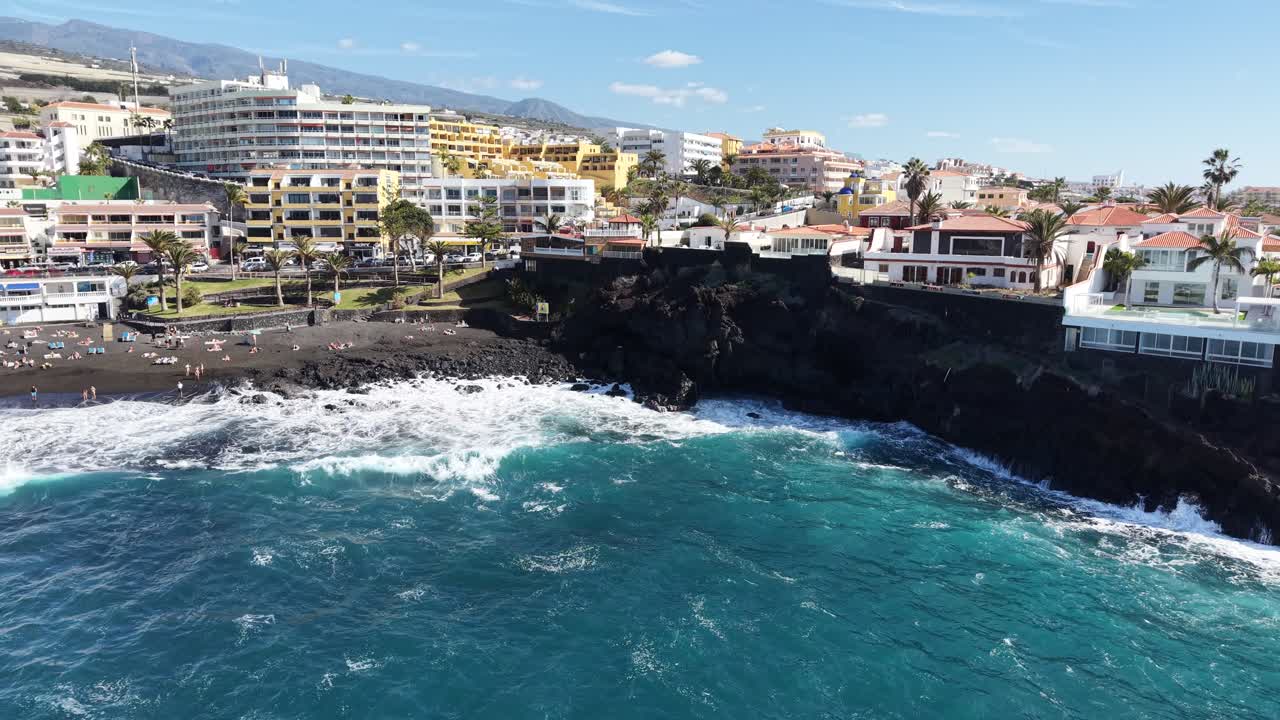 Playa de Puerto de Santiago, Tenerife, España, vista aérea con dron ascendente.