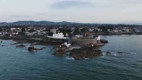 Luftaufnahme-Von-Vierzig-Fuß-In-Sandycove-Vor-Sonnenuntergang