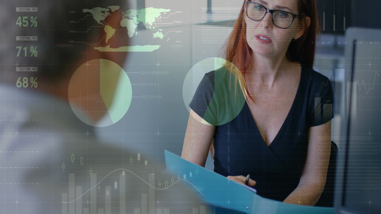 animación del procesamiento de datos sobre diversos hombres y mujeres de negocios discutiendo en la oficina