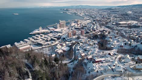 vista aérea de la ciudad con drones de trondheim, puesta de sol de invierno en noruega, vida urbana ártica