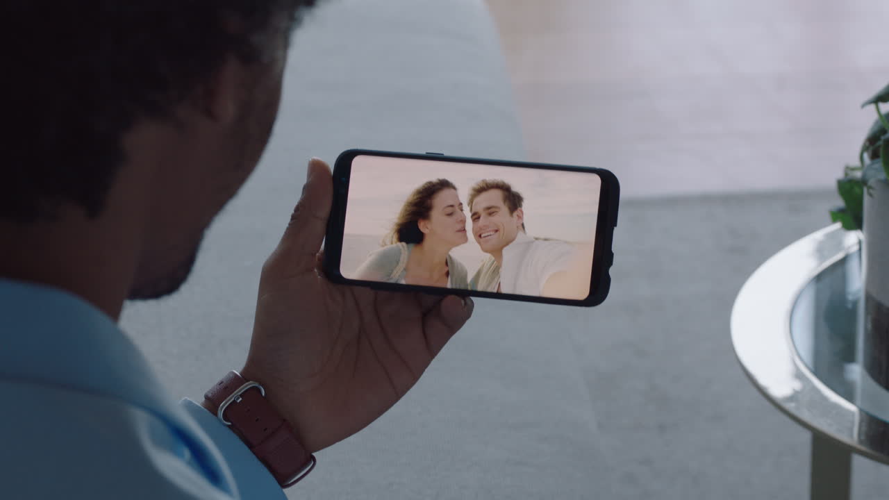 joven chateando en video usando un teléfono inteligente amigos en luna de miel compartiendo experiencias de viajes de vacaciones divirtiéndose en vacaciones