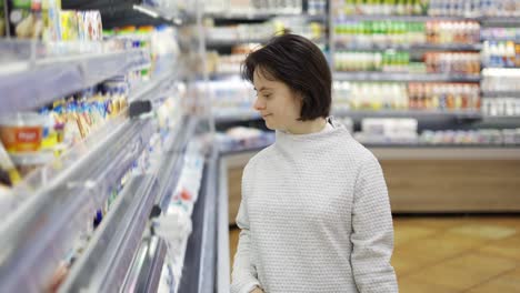 Mujer-Con-Síndrome-De-Down-Caminando-Para-Ir-De-Compras.