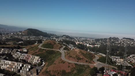 Picos-Gemelos-Montañas-San-Francisco-Toma-Aérea-Niebla-Red-Torres-Pan-Izquierda-Luna-A-La-Luz-Del-Día