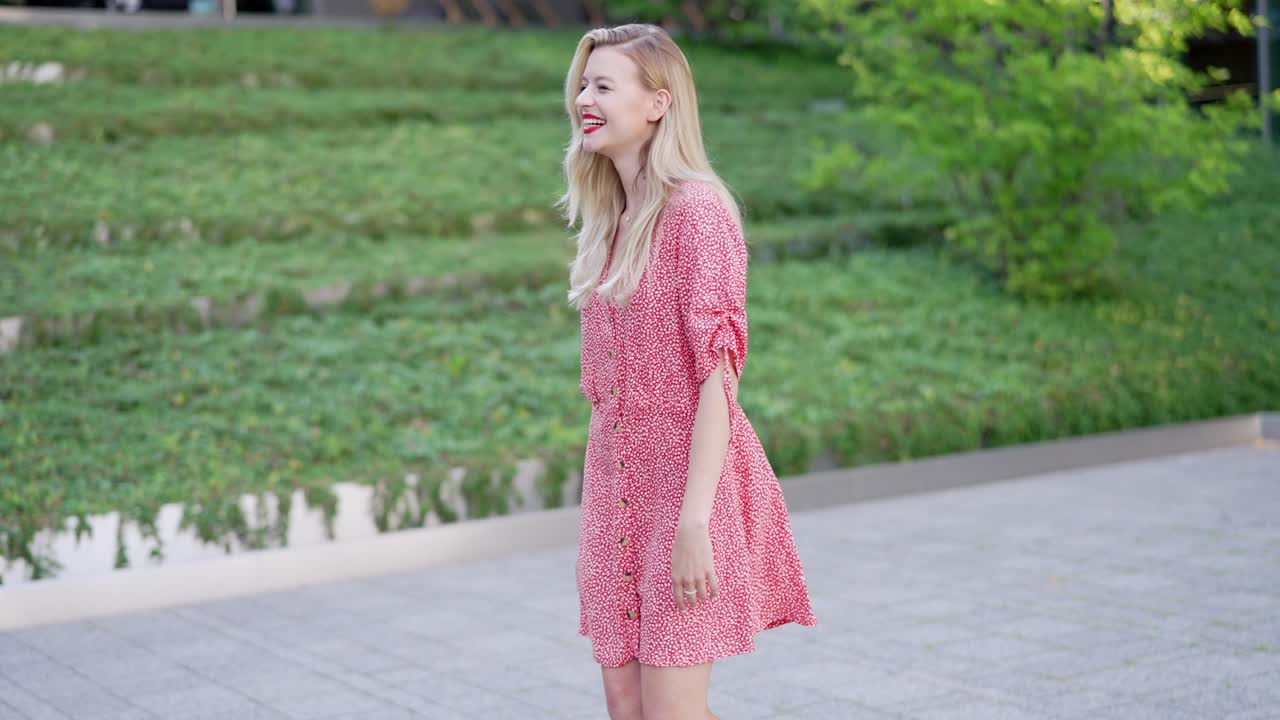 빨간 드레스를 입고 는 여자