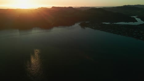 Filmische-Sonnenaufgangsenthüllung-In-Cooks-Beach,-Neuseeland