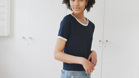 video en cámara lenta de una mujer afroamericana con una camiseta negra con espacio de copia