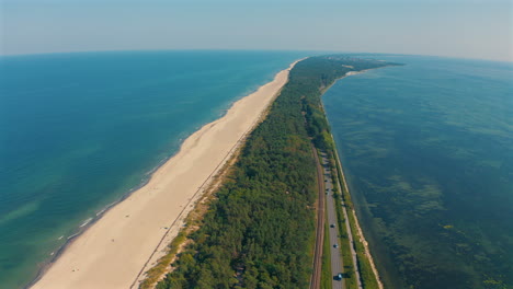 Vista-Superior-De-Drones-Sobre-Hel-Penisula-En-Polonia-Con-Playa,-Arena-Y-Mar-Báltico-Al-Fondo-En-Un-Día-Soleado-De-Verano