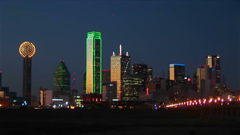 Las-Luces-Iluminan-El-Horizonte-Del-Centro-De-Dallas-Tx