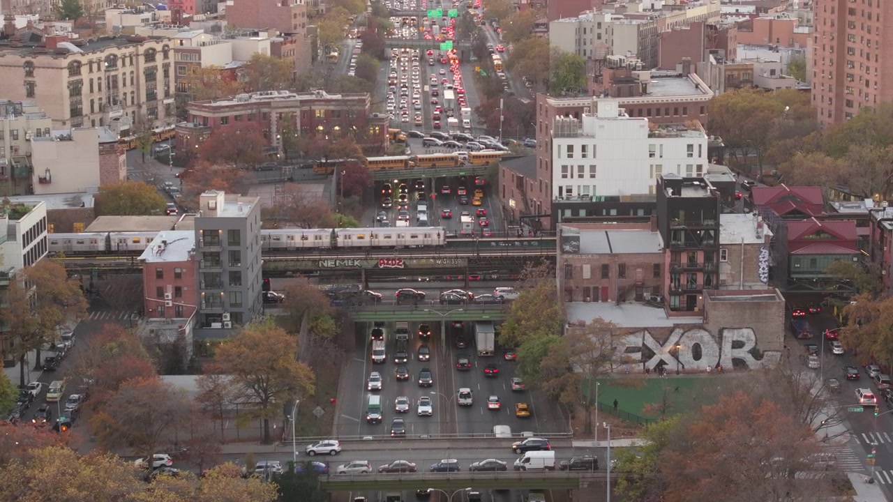 Luftfoto af metroen, der kører gennem Brooklyn. Optaget i skumringen i efteråret 2024 i 4k.