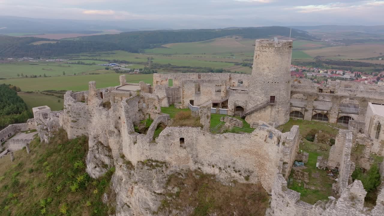 Maestoso castello arroccato sopra campi e colline all'alba, Slovacchia