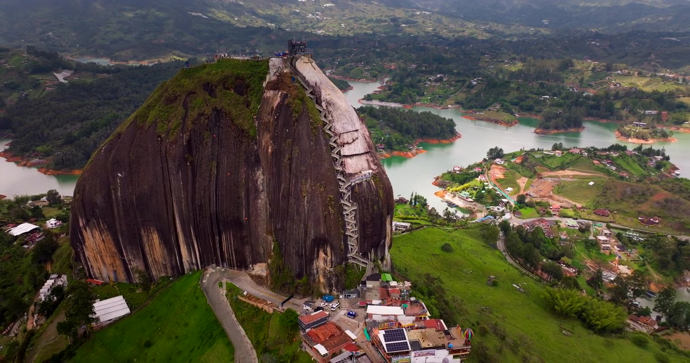 Scala ripida che sale sull'inselberg La Rocca di Guatapé in Colombia. Vista aerea.