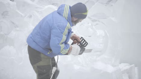 artista tallador de hielo en el trabajo