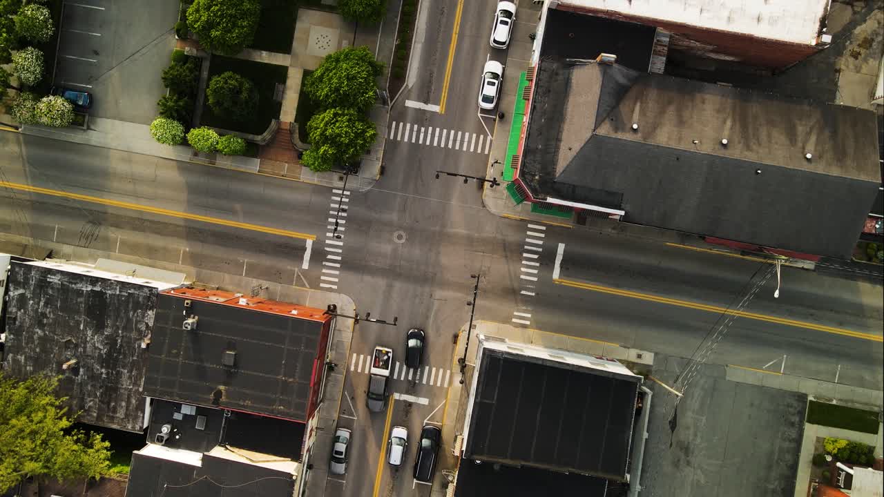 toma aérea giratoria de arriba hacia abajo sobre la intersección de la ciudad al atardecer