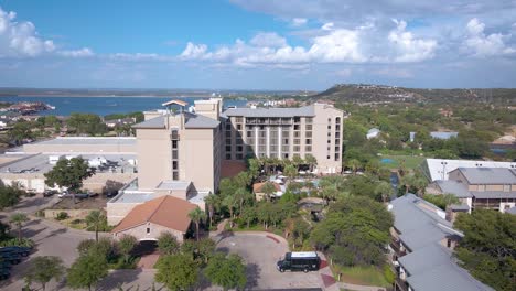 Luftaufnahmen-Einer-Dji-Drohne-Zeigen-Ein-Elegantes-Hotel-Mit-Pool,-Das-Den-Benachbarten-See-Lbj-Tief-Im-Texanischen-Hügelland-überblickt