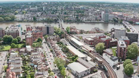 Stationäre-Luftdrohnenaufnahme-Der-U-Bahnstation-Putney-Bridge-West-London