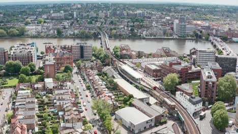 putney bridge tube station west london의 고정식 공중 드론 샷