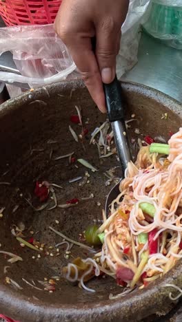 hacer ensalada de papaya picante en un mortero