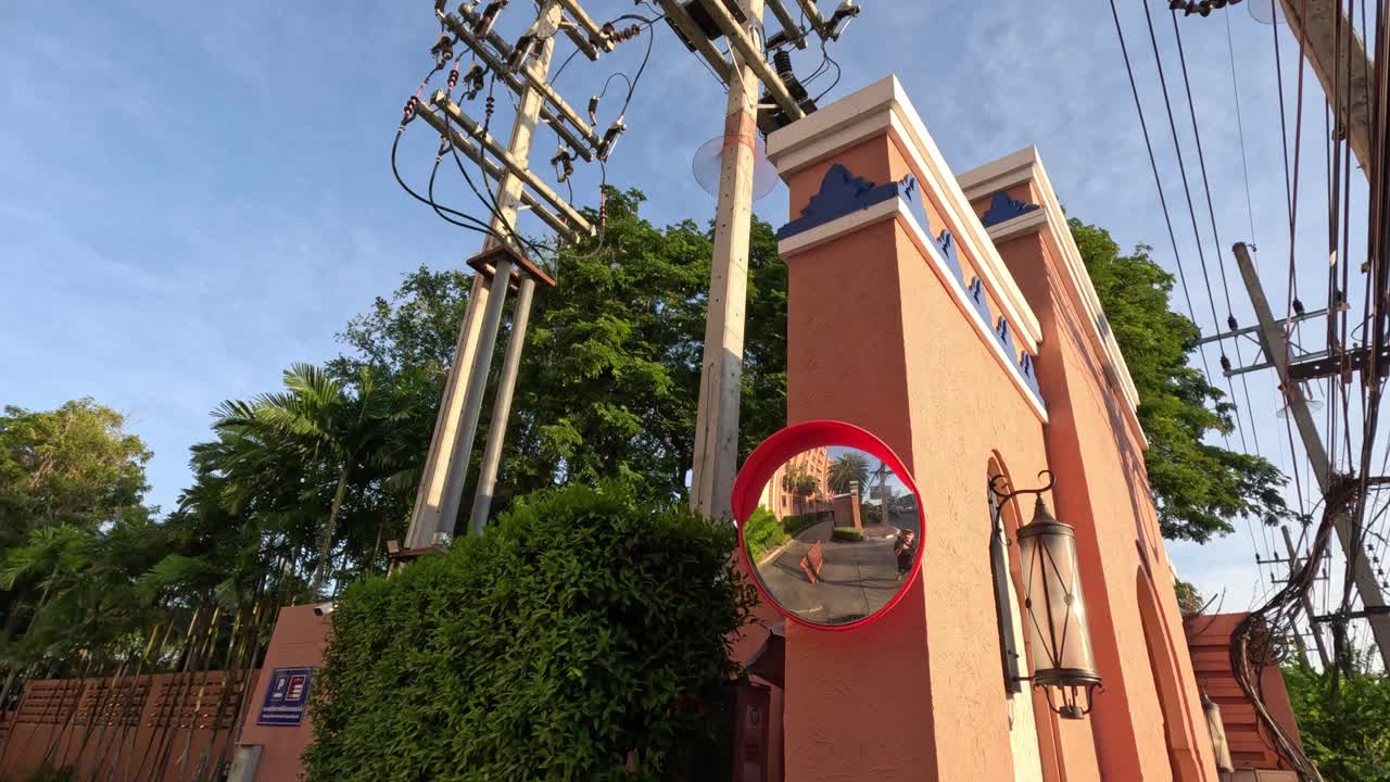 un arco de baloncesto hacia el aro en un cielo despejado