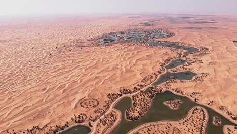 Toma-Aérea-De-Los-Lagos-Artificiales-De-Al-Qudra-Dubai-Uae-Desierto-Oasis