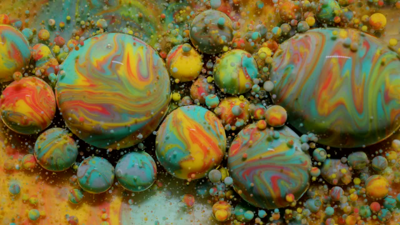 다채로운 밝은 거품 기름 아름다운 페인트 우주 색이 움직이는 다채로운 아크릴 페인트 공간 우주 양자 물리학 환상적인 최면 표면 변형 화학 반응