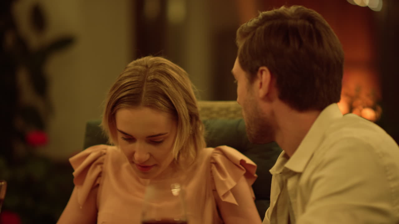 놀란 여자가 즐거운 남자를 쳐다보았다.