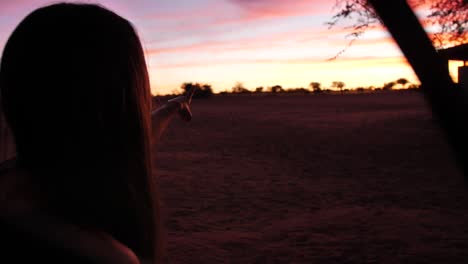 Una-Mujer-Sentada-En-Una-Silla-Colgante-Mirando-A-Lo-Lejos