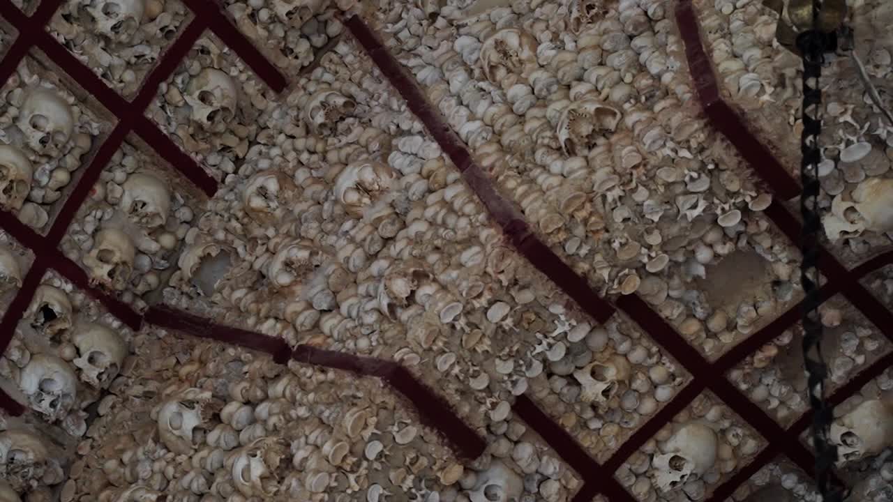capela dos ossos en el faro, portugal