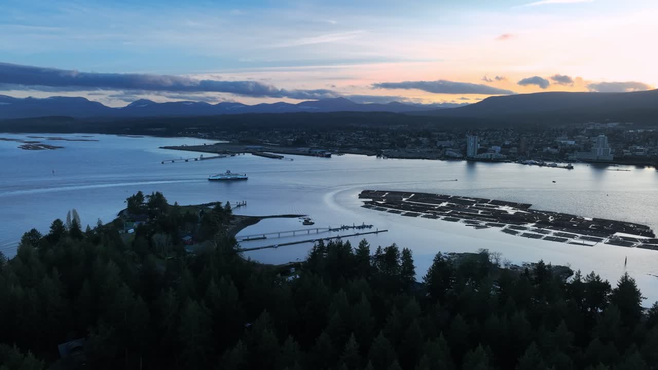vista aérea panorámica de la isla de protección y el puerto y el centro de nanaimo en columbia británica, canadá
