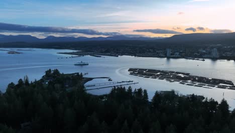 Vista-Aérea-Panorámica-De-La-Isla-De-Protección-Y-El-Puerto-Y-El-Centro-De-Nanaimo-En-Columbia-Británica,-Canadá