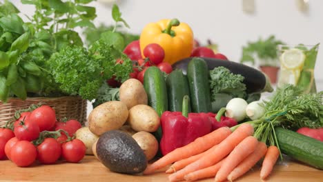 plan de travail de cuisine en bois avec des légumes colorés bio