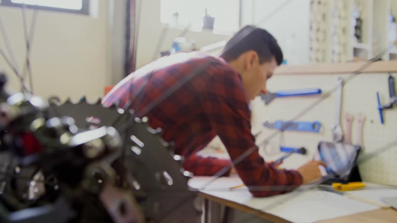 デジタルタブレットを使っている整備士 4K