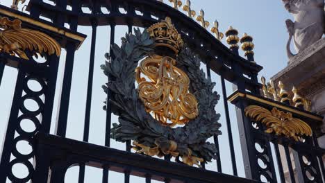 cinematic shots of buckingham palace gates