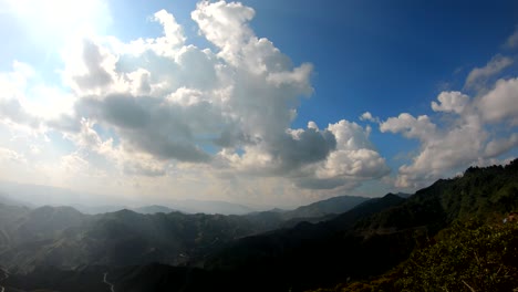 Zeitraffer-Von-Wolken-über-Dem-Hochland