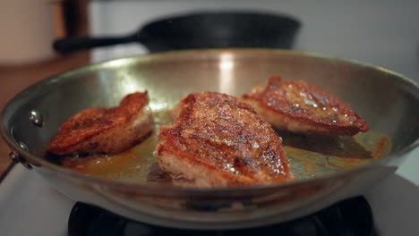 freír pechugas de pollo en una sartén y verlas chisporrotear en cámara lenta