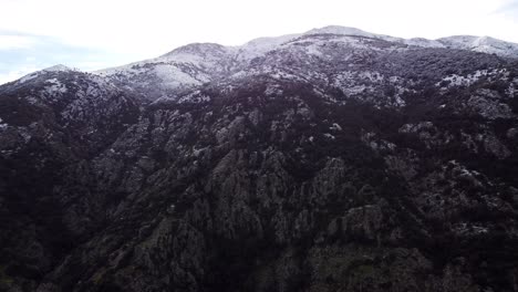 Epische-Bergschneelandschaft,-Drohne,-Die-Vorwärts-Den-Hohen-Berggipfel-Hinunterfliegt