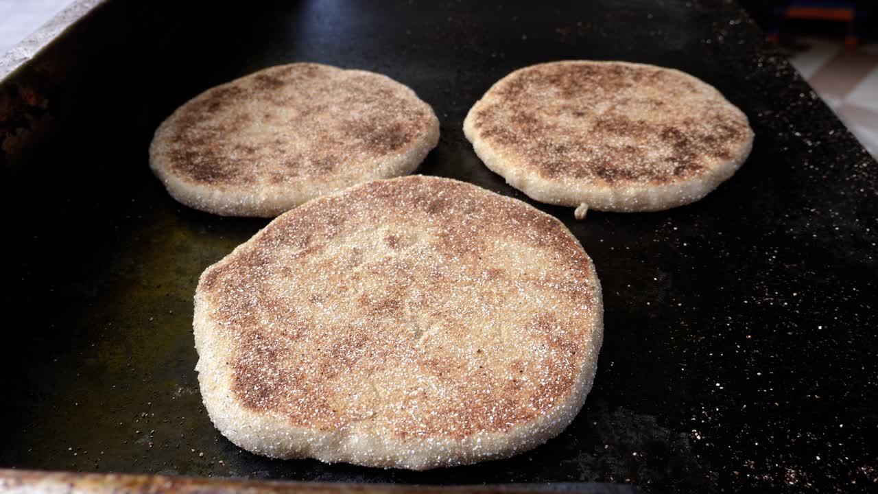 pan plano árabe tradicional marroquí redondo de grano entero, caliente a vapor en una estufa en las calles de la medina en essaouira, marruecos.