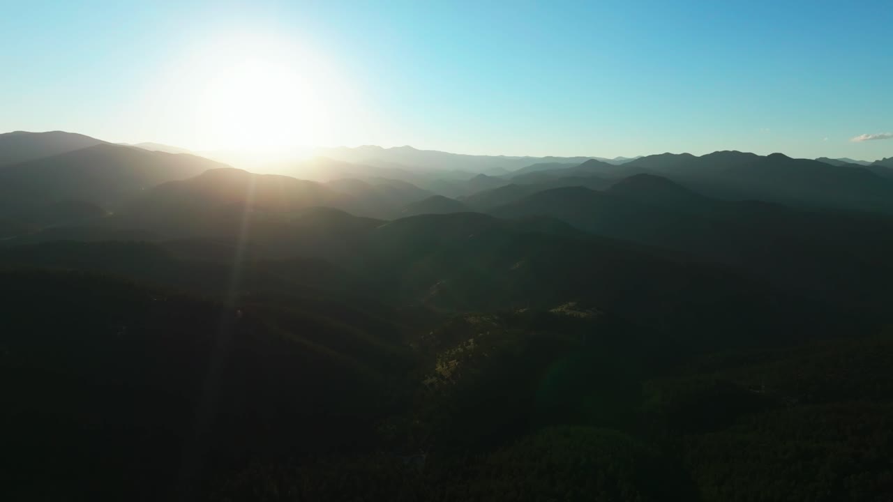 여름의 빛, 일몰, 상록색 공중 드론, 아이다호 스프링스, 골든 캐니언, 인디언 피크, i-70, 인터스테이트, 제네스 파크, 산층, 로키 마운틴, 콜로라도, 미국