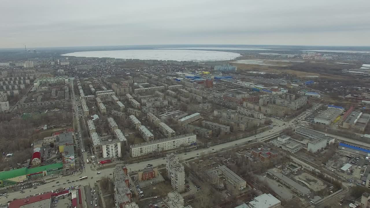 воздушный вид города с замерзшим озером
