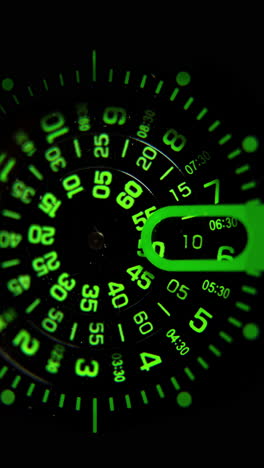 primer plano de la esfera del reloj analógico en vertical